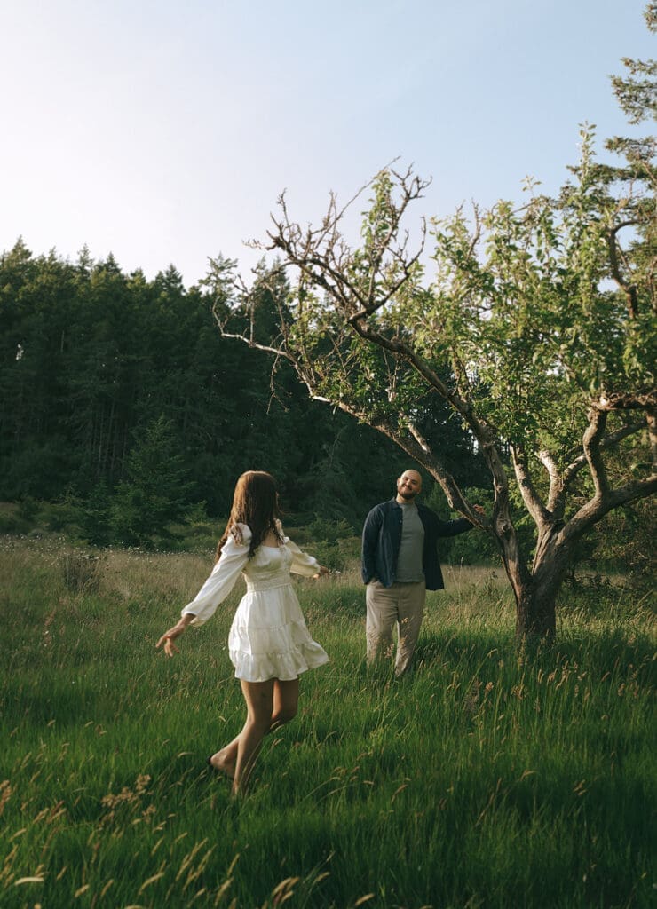 Summetime engagement photos captured in Vancouver Island Park by Taylor Dawning Photography