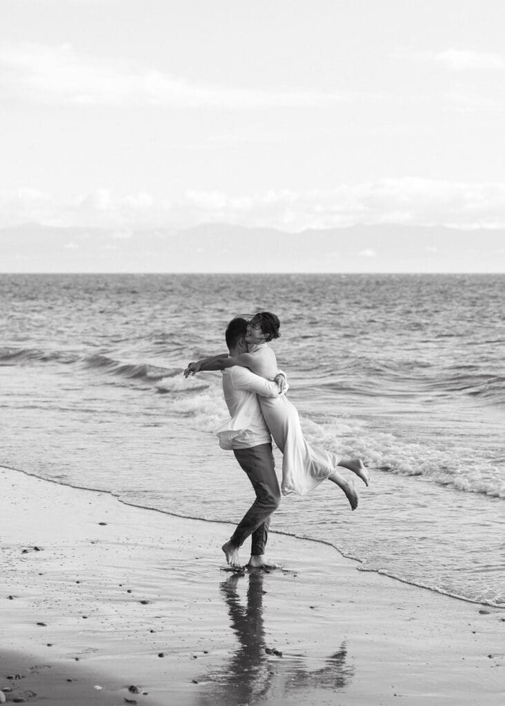 Engagement photoshoot in Tofino, packages by Vancouver Island Photographer Taylor Dawning